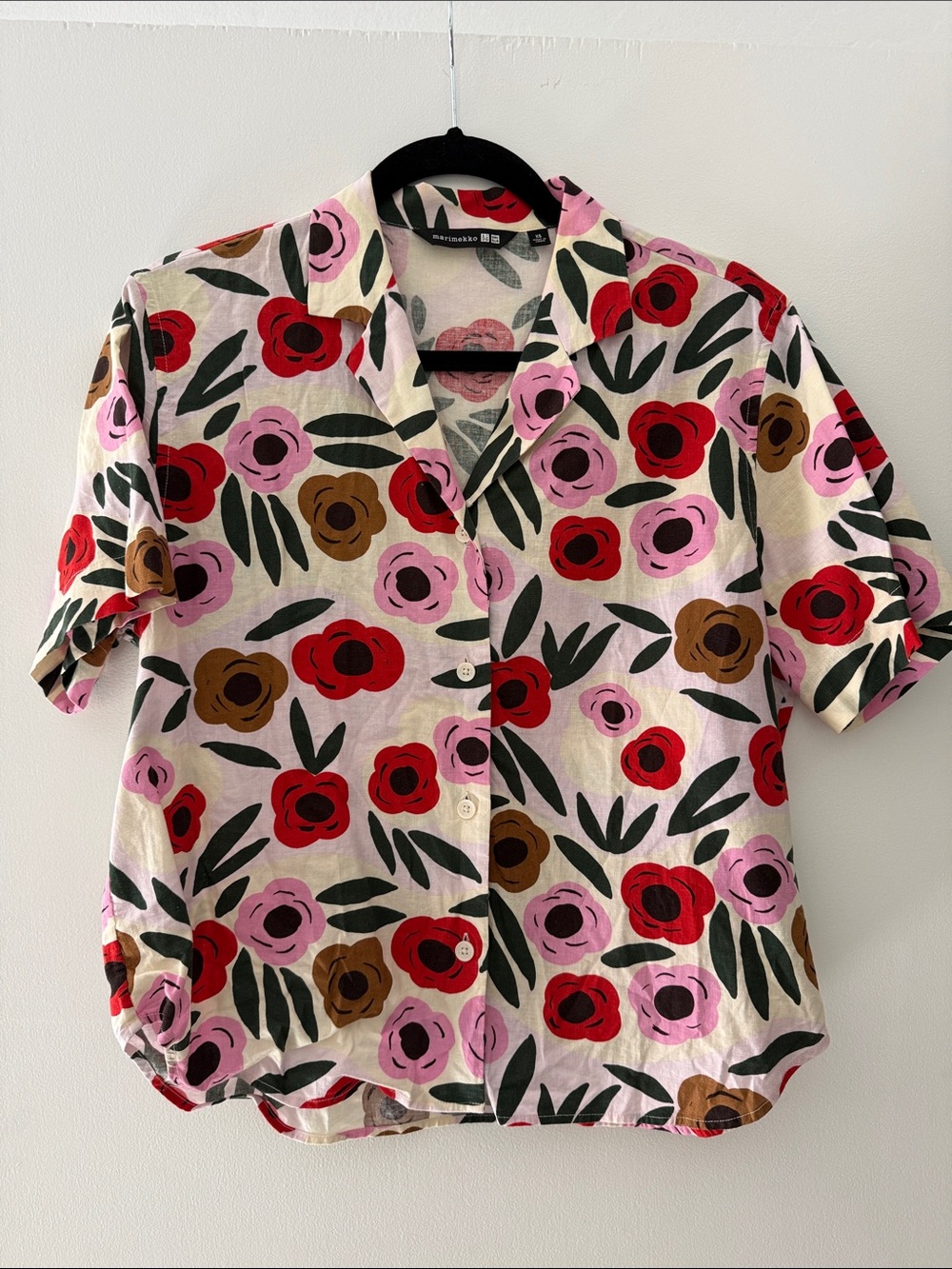 MARIMEKKO Floral Button-Front Women’s Short Sleeve Top in Pink/Red